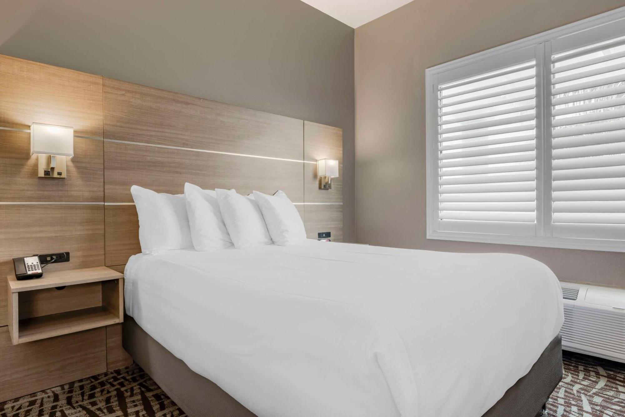 Best Western Plus Lake Elsinore Inn & Suites Exterior photo