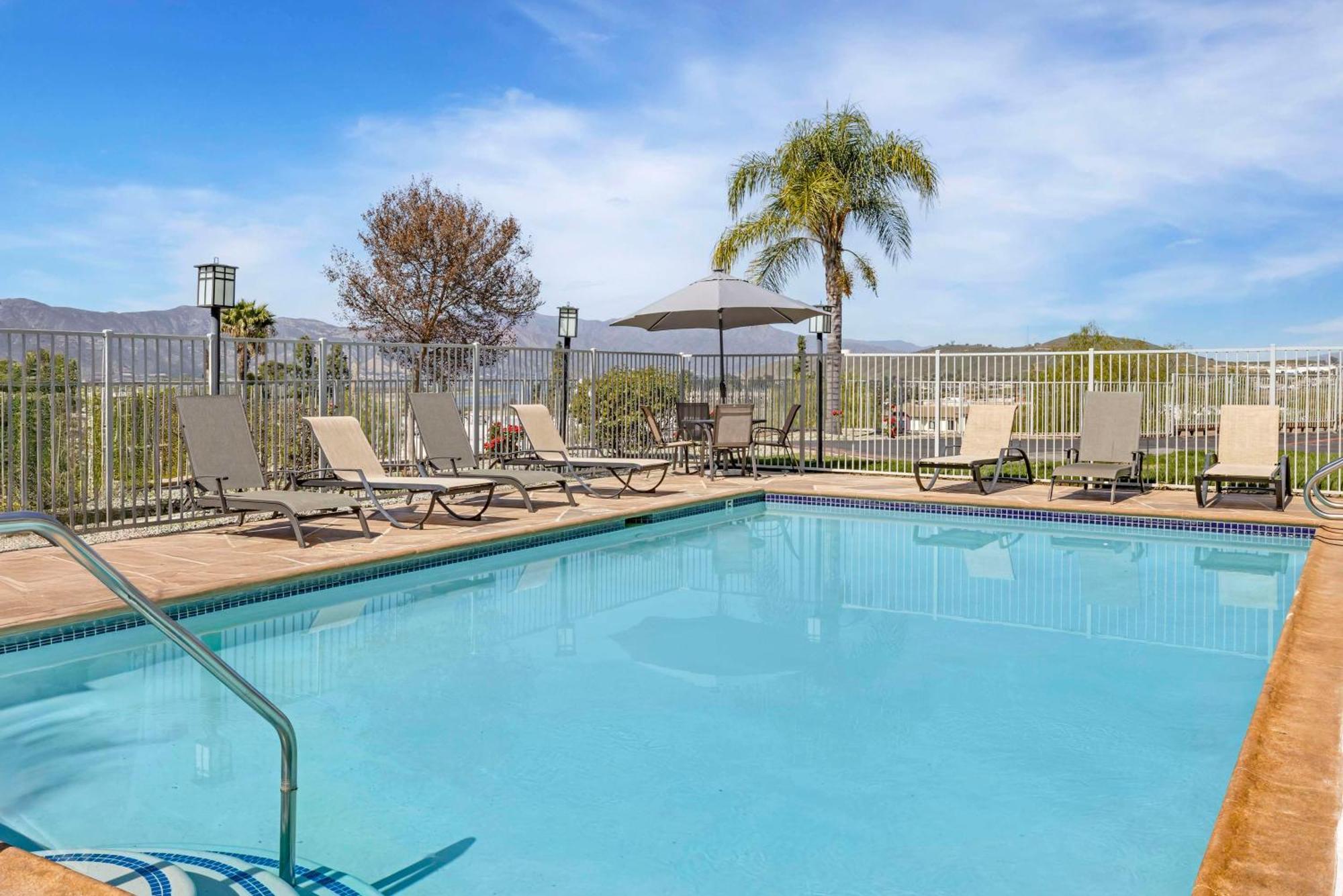 Best Western Plus Lake Elsinore Inn & Suites Exterior photo