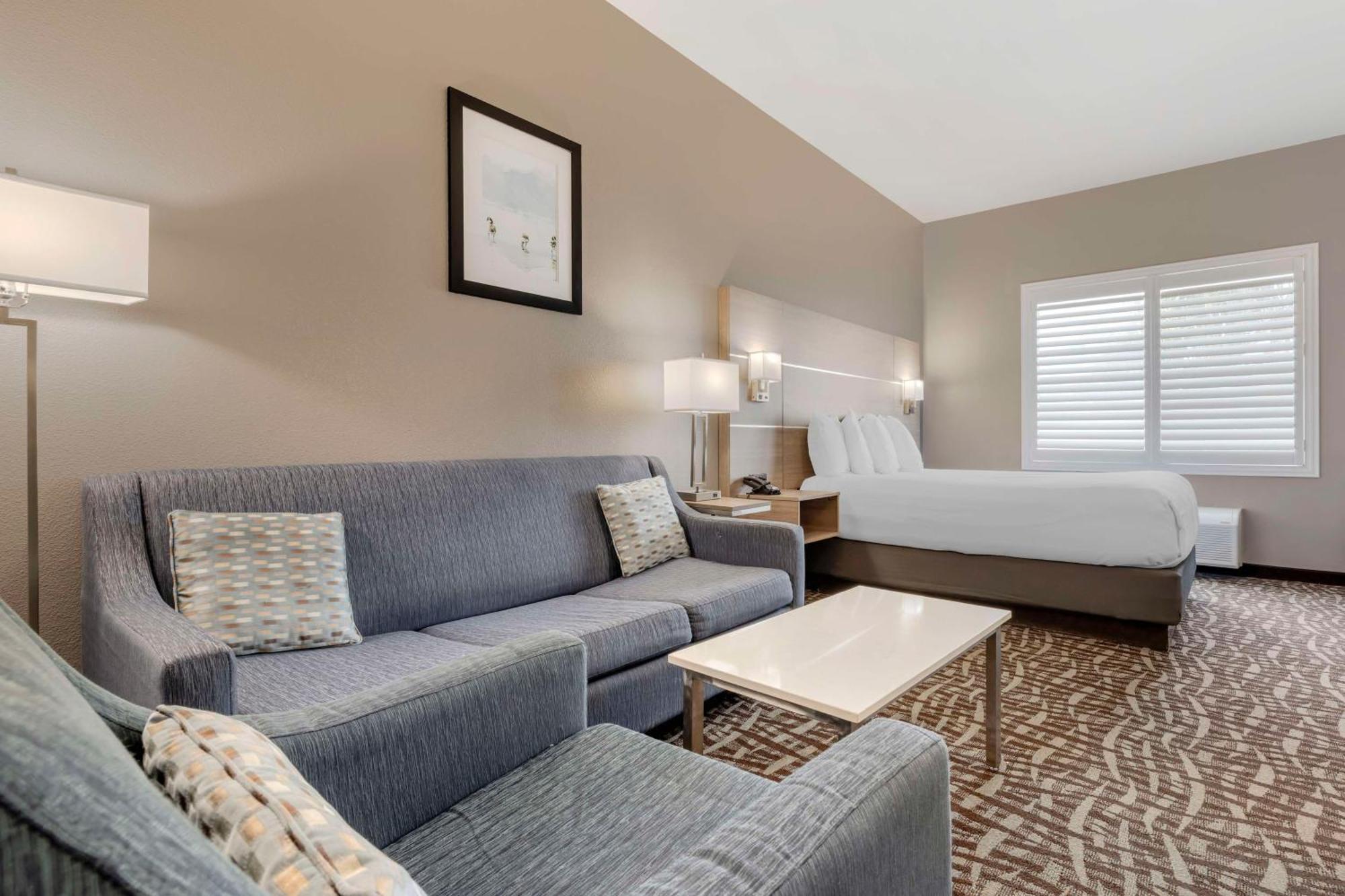 Best Western Plus Lake Elsinore Inn & Suites Exterior photo
