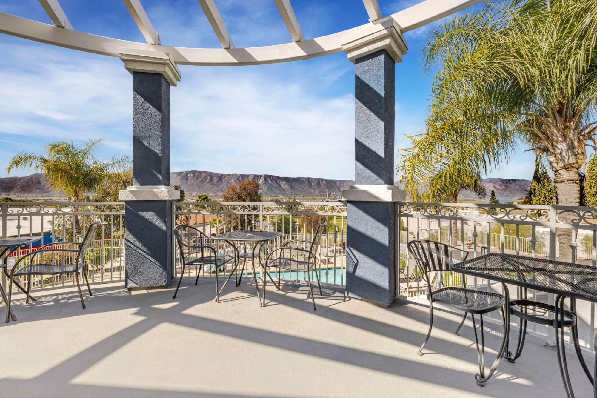 Best Western Plus Lake Elsinore Inn & Suites Exterior photo