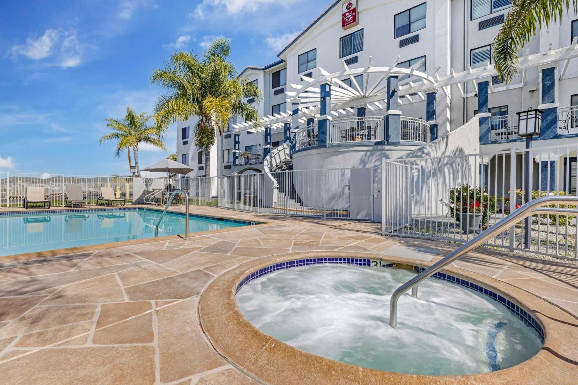 Best Western Plus Lake Elsinore Inn & Suites Exterior photo
