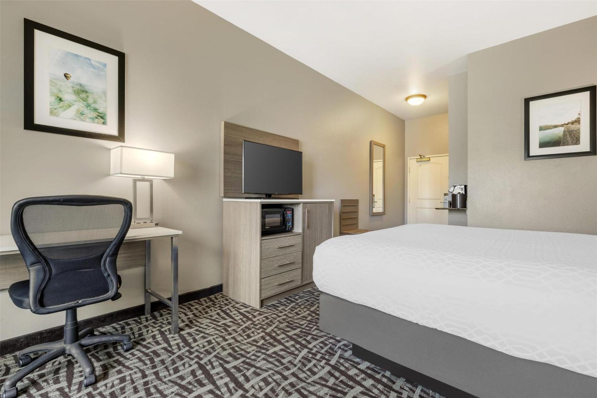 Best Western Plus Lake Elsinore Inn & Suites Exterior photo
