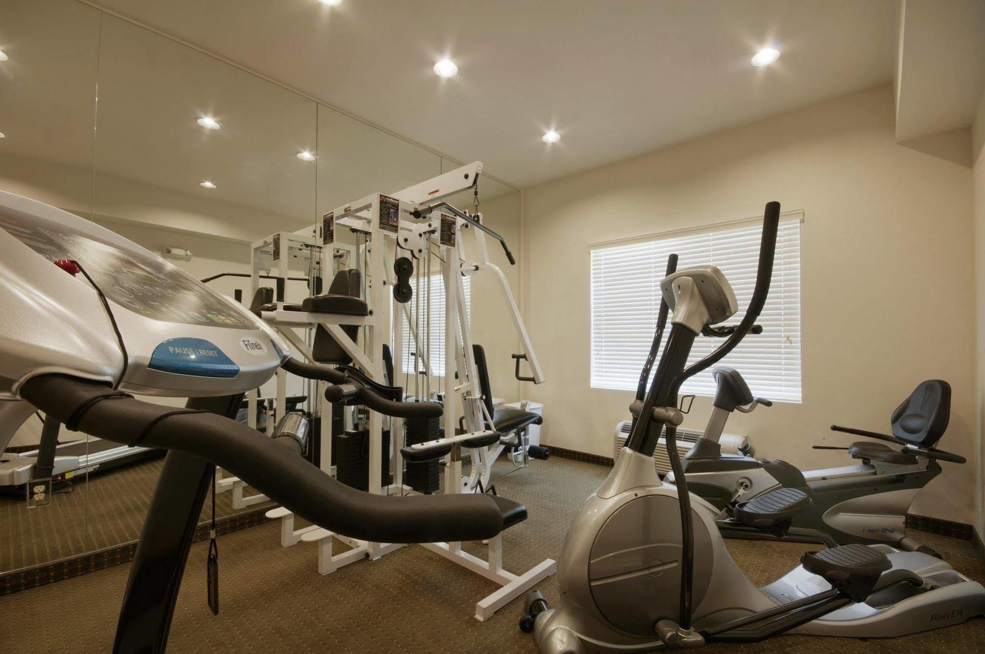 Best Western Plus Lake Elsinore Inn & Suites Exterior photo