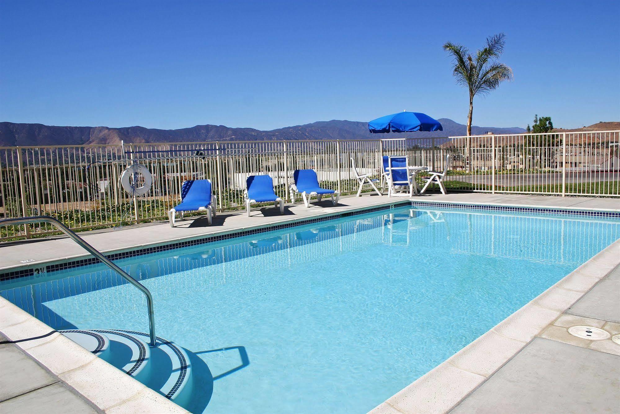 Best Western Plus Lake Elsinore Inn & Suites Exterior photo