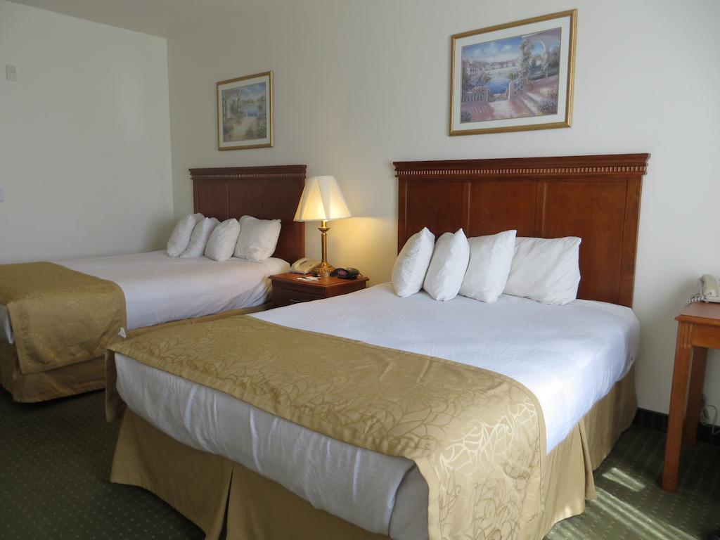 Best Western Plus Lake Elsinore Inn & Suites Exterior photo